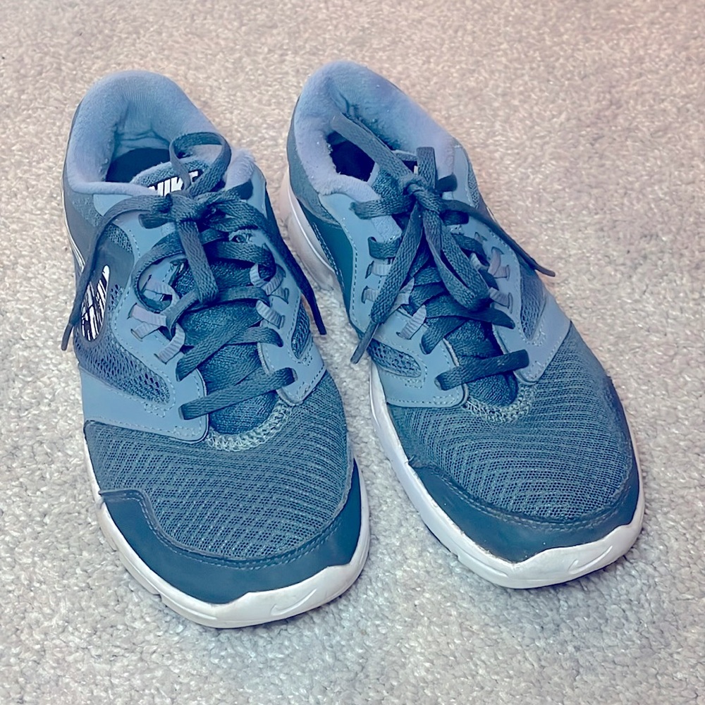 Nike running shoes steal blue laceup size 5 youth